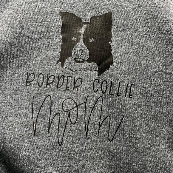 🥰NWOT |•GILDAN•| 'Border Collie Mom' Gray Soft Heavy Blend Sweatshirt Large - Picture 2 of 13